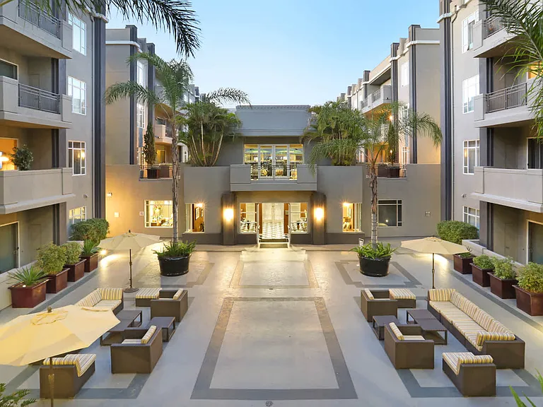 Outdoor Lounge and Courtyard