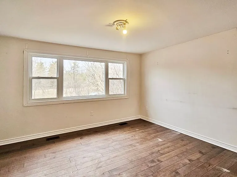 2700 Howe St — Photo 5