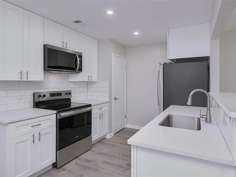 520 Cutty Trl #B — Photo 7