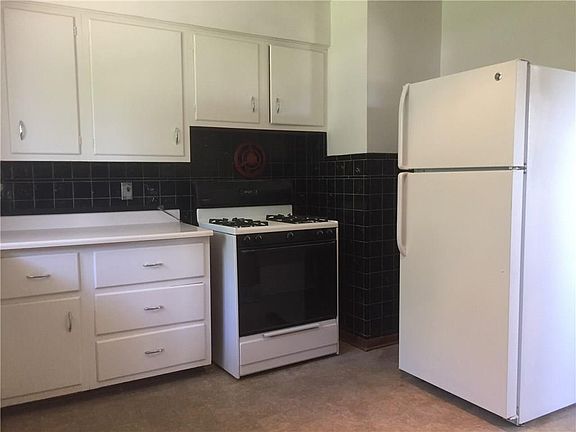 4th image of 1047 Evergreen Dr