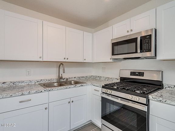 3rd image of 206 W 44th St