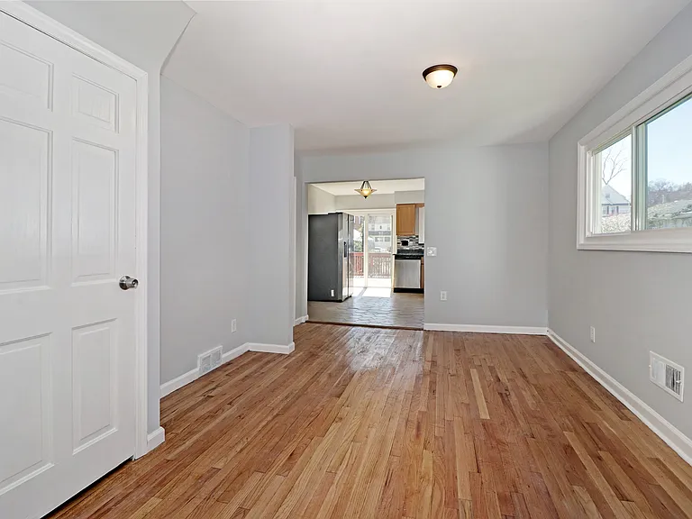 260 Shepard Ave — Photo 6