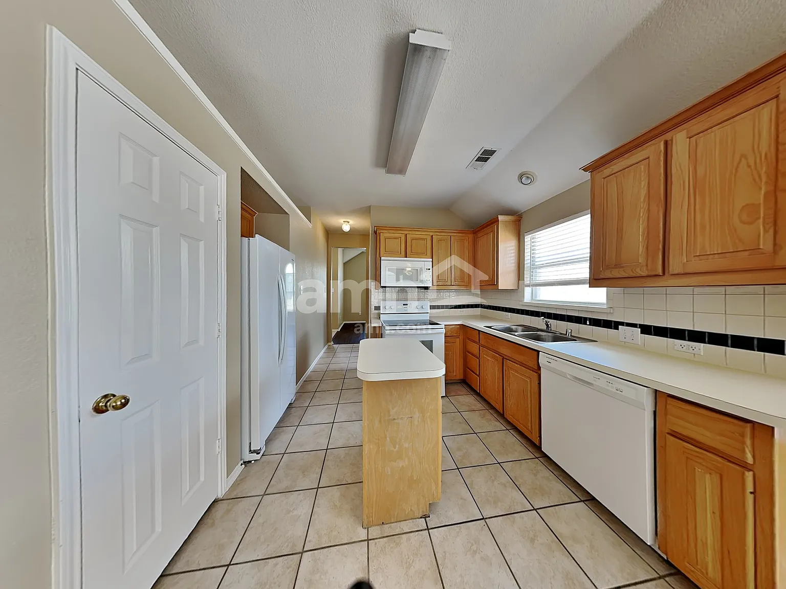 3 bed, 2.0 bath, 2101 sqft, $2,725 — Photo 3