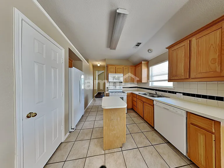 881 N Old Orchard Ln — Photo 3