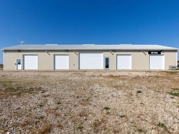 1002 Falcon Ave, Parkersburg, IA 50665