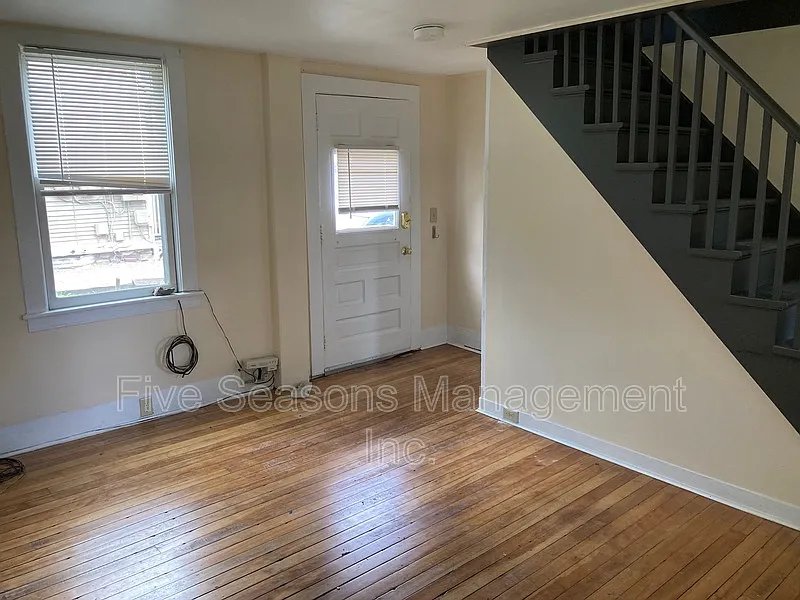 3 bed, 1.0 bath, 1100 sqft, $2,800 — Photo 3