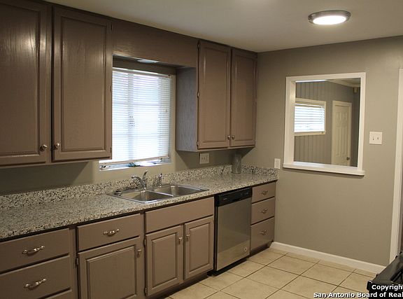 3rd image of 703 E Nottingham Dr