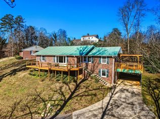 6294 Southlake Dr, Hickory, NC 28601