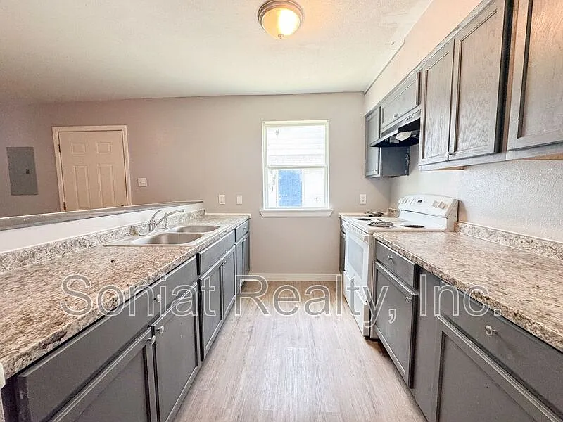3 bed, 2.0 bath, 1100 sqft, $1,300 — Photo 3