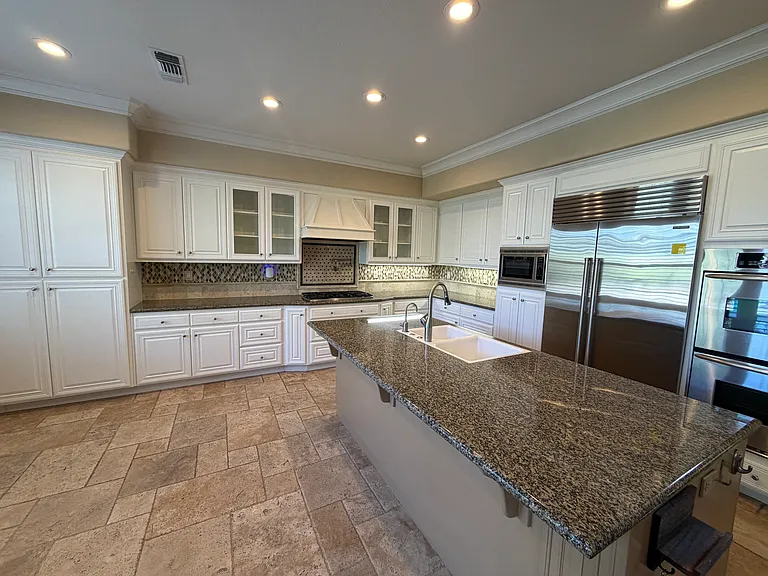 128 Regent Dr — Photo 2