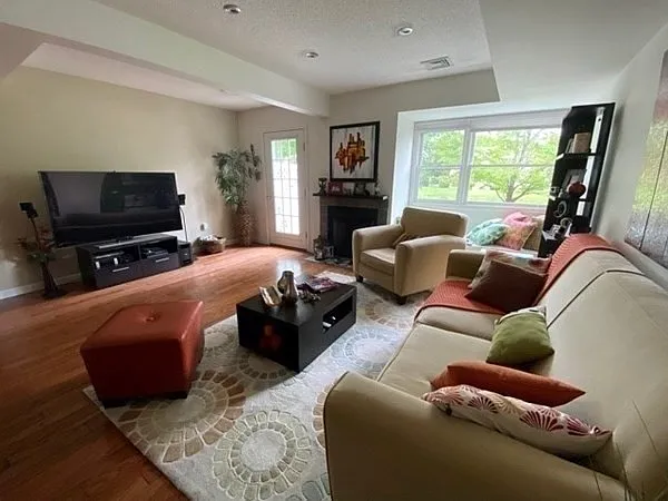 2 bed, 1.5 bath, 1287 sqft, $3,300 — Photo 4