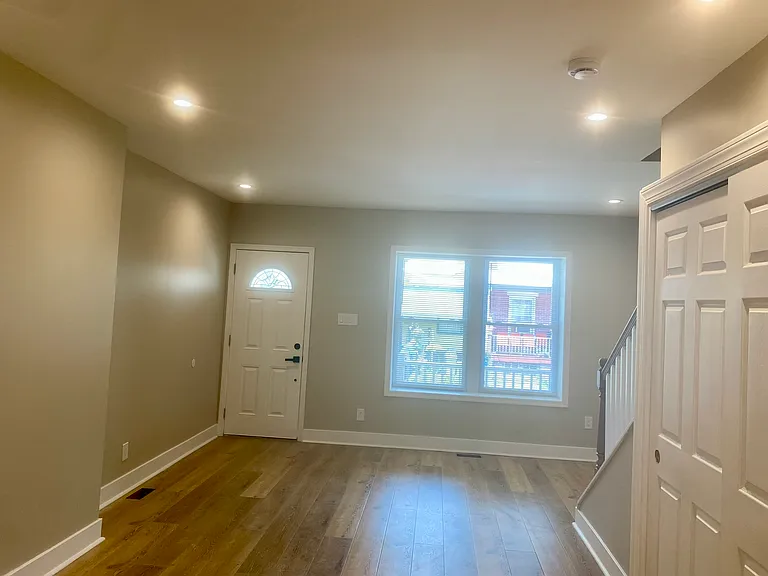 5828 Windsor St — Photo 2