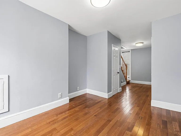 925 8th St NE — Photo 3