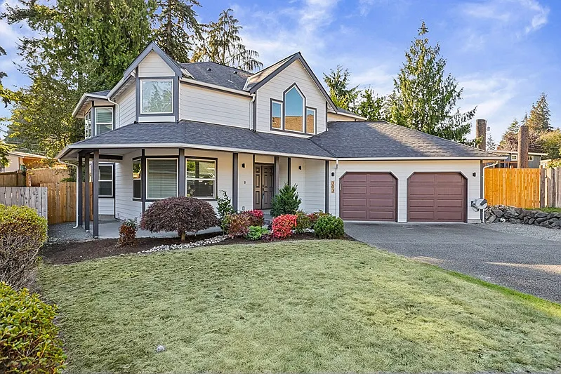 4 bed, 2.5 bath, 2500 sqft, $3,700 — Photo 1