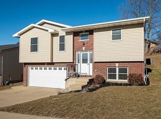 7877 N Westbrook Dr, Dubuque, IA 52002
