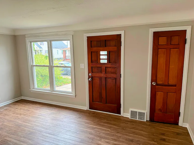 10806 Plymouth Ave — Photo 2