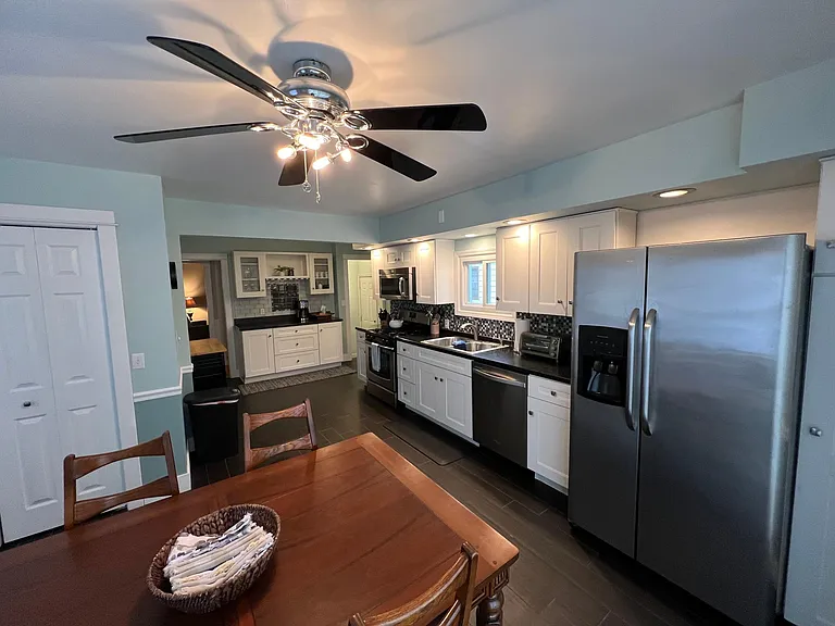 Dining area & kitchen