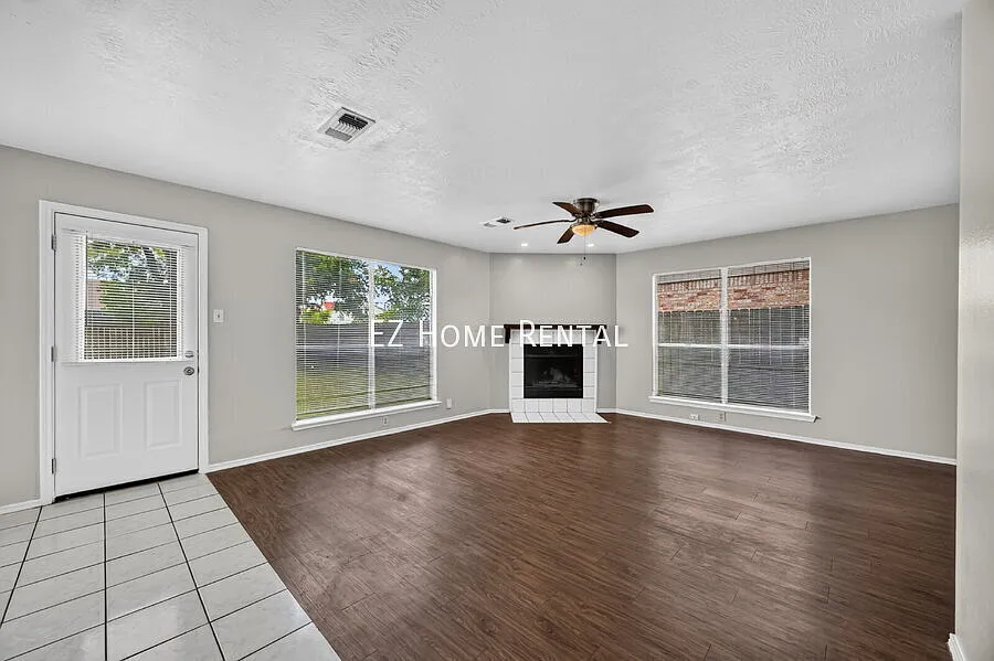 No Security Deposit Option Available | Immediate Move-In | 3BR + Game Room! — Photo 4