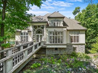 912 Saint Stephens Grn, Oak Brook, IL 60523