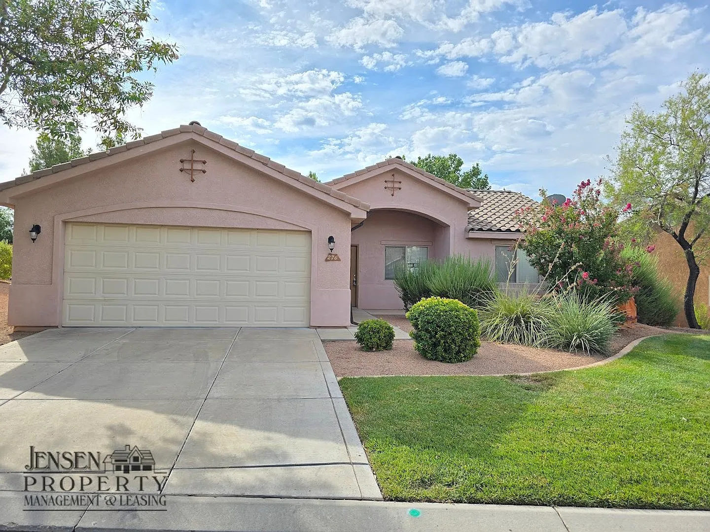 Three Bedroom Home in Painted Desert — Photo 2