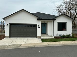 100 Oak Valley Dr, Talent, OR 97540