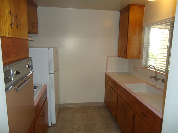 3rd image of 99 Glen Eyrie Ave APT 8