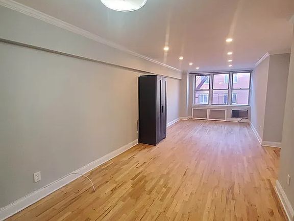 4th image of 855 E 7th St #4O