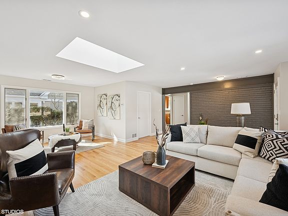 3rd image of 1447 N Race Ave