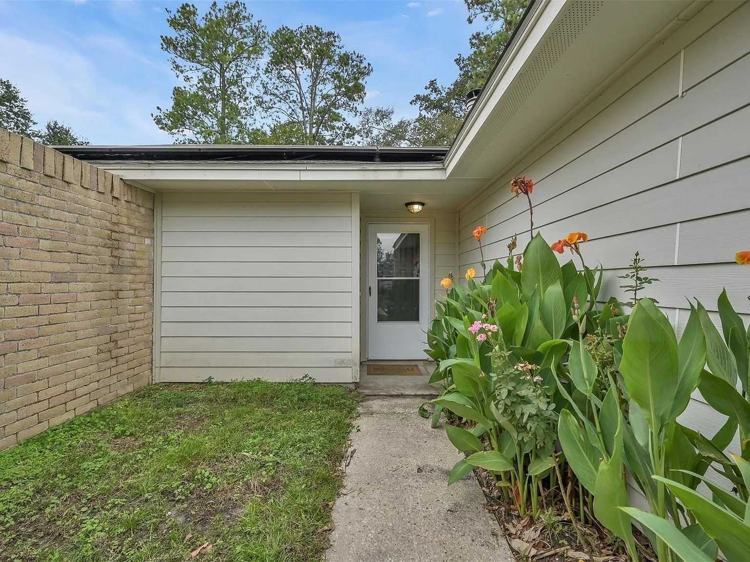 4 bed, 2.0 bath, 1860 sqft, $2,000 — Photo 2