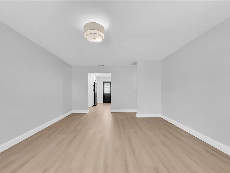 3009 W Binnicker Ave — Photo 15