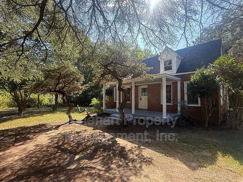 3 bed, 1.0 bath, $1,400 — Photo 2