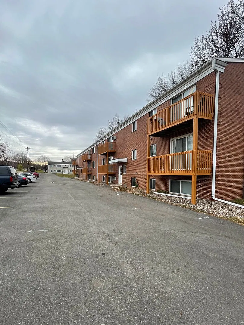 Colonial Apartments — Photo 2