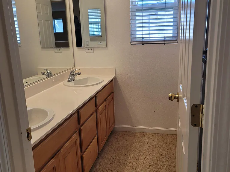 533 Stirling Ct — Photo 23