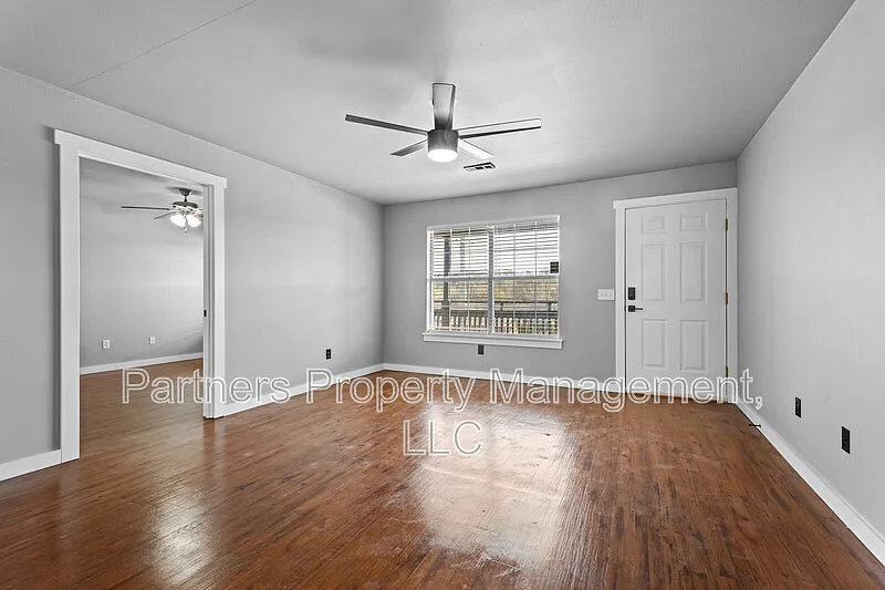 825 N Leverett Ave — Photo 4