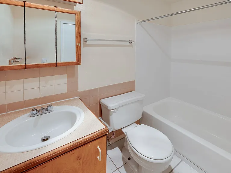 Abbottsford Apartments — Photo 98