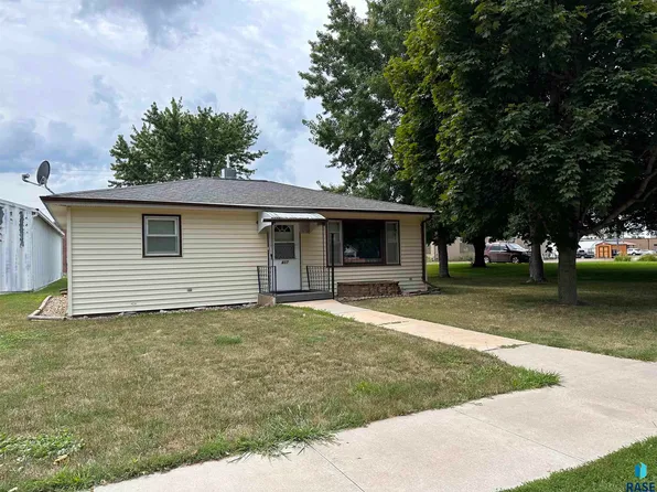 417 S Poplar St, Freeman, SD 57029
