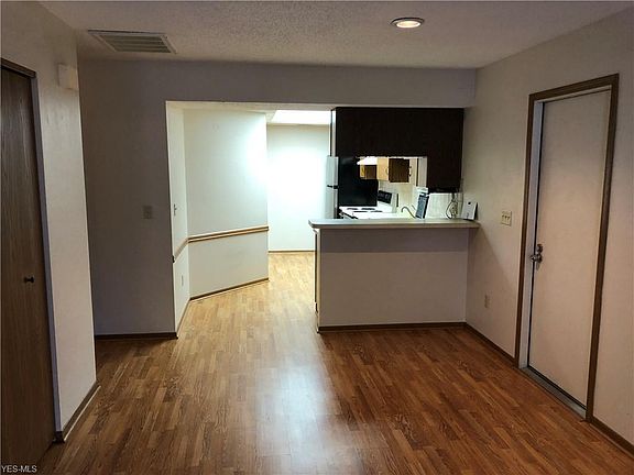 4th image of 60 Stratford Green Dr