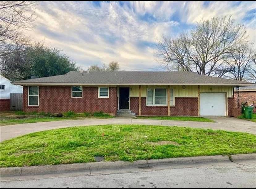 2nd image of 220 Oak Dr E