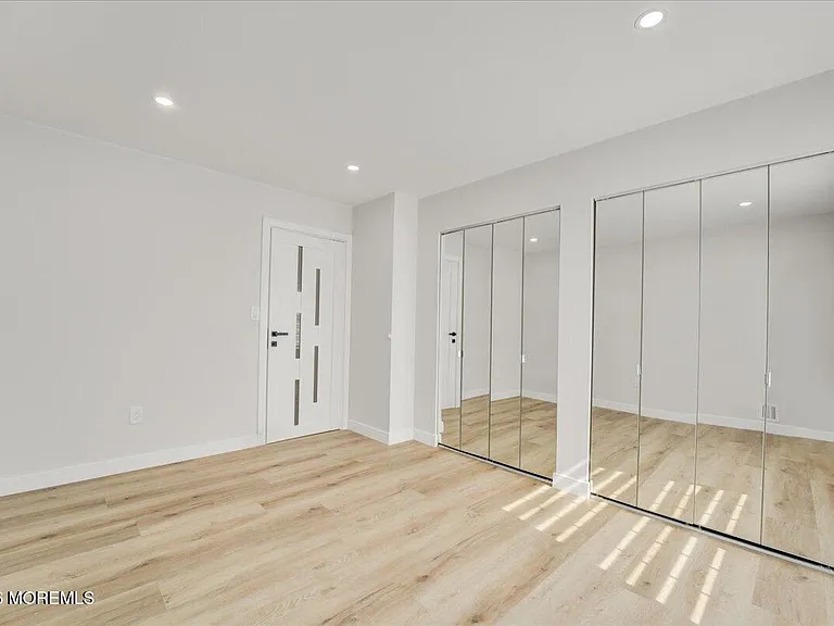 341 Danbury Ln — Photo 17