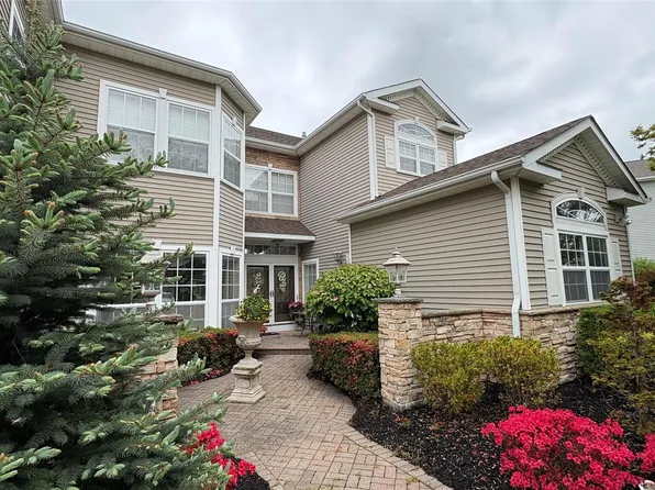 5 Hamlet Drive, Mount Sinai, NY 11766