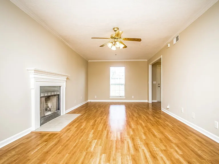 1215 Cedarbend Dr — Photo 2