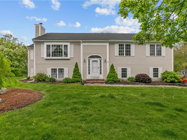 26 Cherokee Dr, Portsmouth, RI 02871