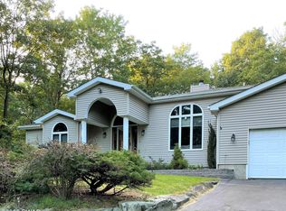 114 Pinto Ln, Hawley, PA 18428