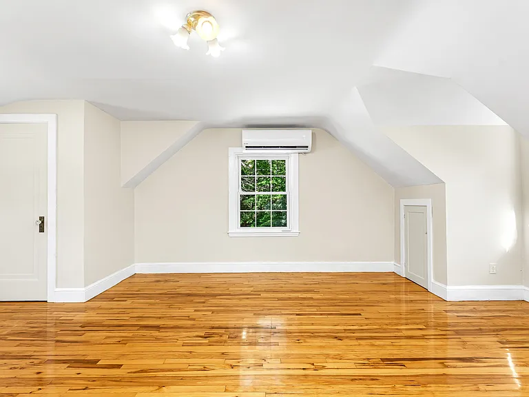 1186 Douglas Pike — Photo 17