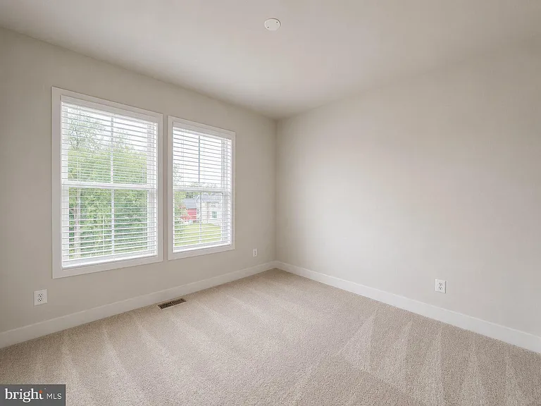135 Heyford Dr — Photo 30