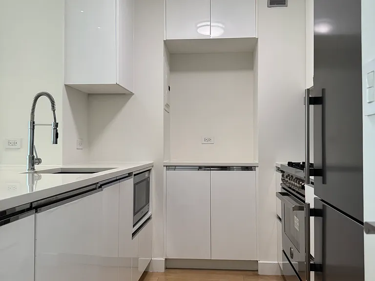 301 W 53rd St #4K — Photo 7