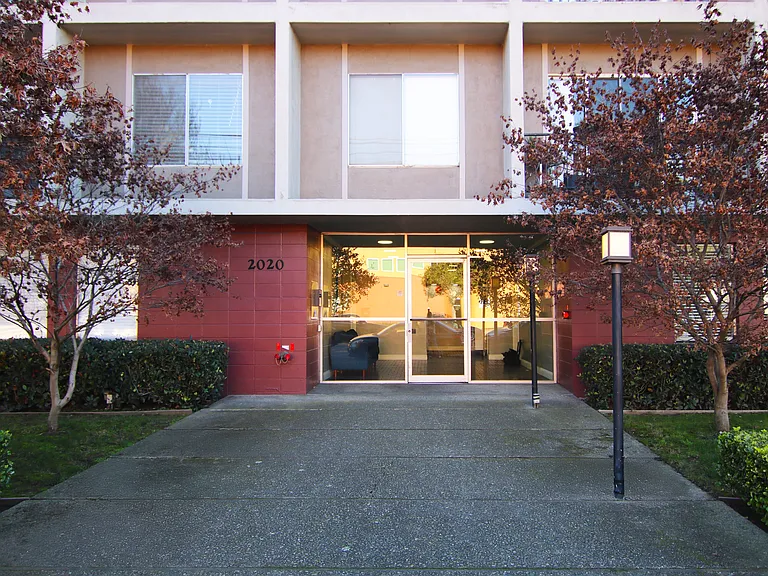 Three Crown Apartments — Photo 3
