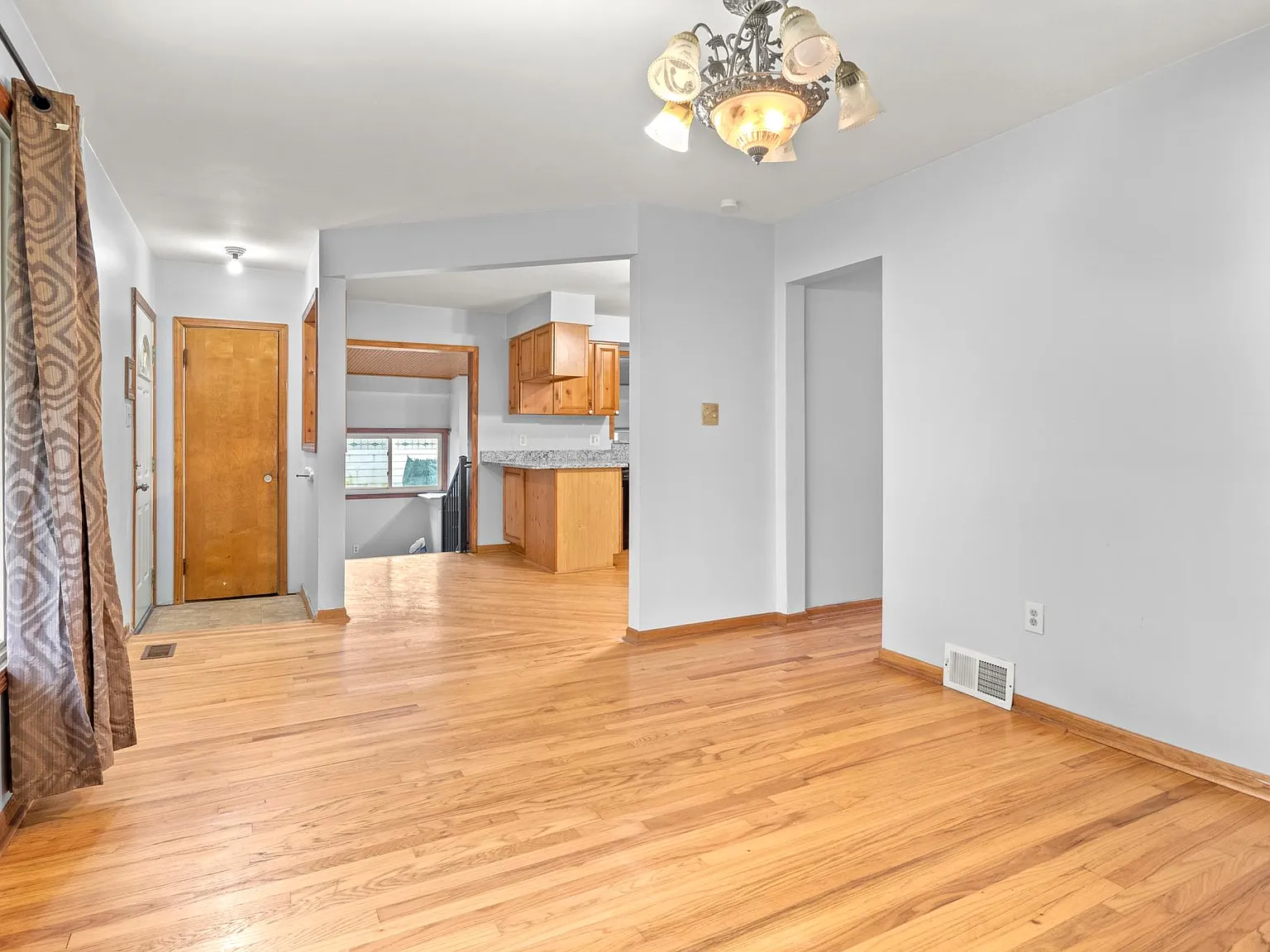 3 bed, 1.5 bath, 1180 sqft, $1,900 — Photo 3
