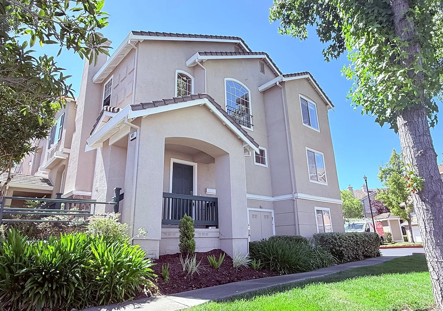 Bright and Airy 3BD/2.5BA Townhouse in Shadowhawk Community, Danville- Available NOW! — Photo 1