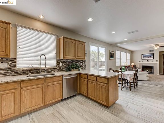 4th image of 2333 Cambridge Dr